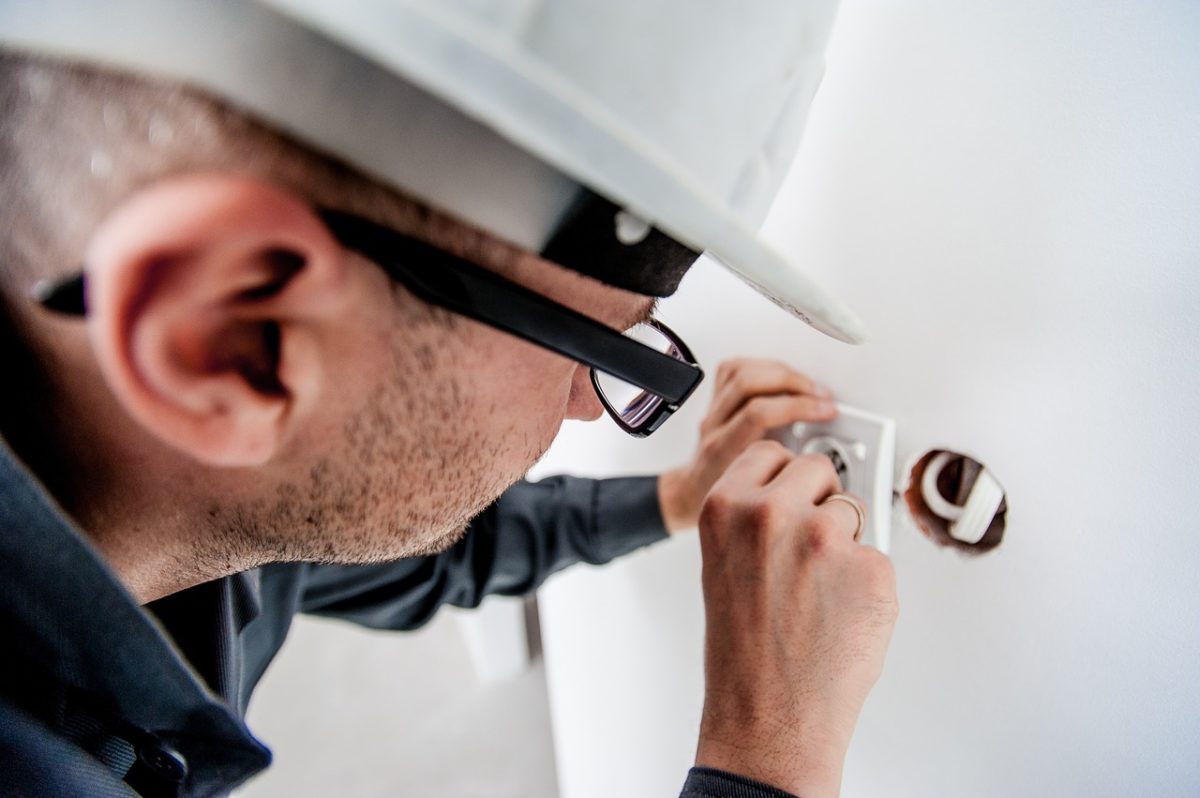 electrician-1080554_1280-1200x798 Advantages of corrective maintenance