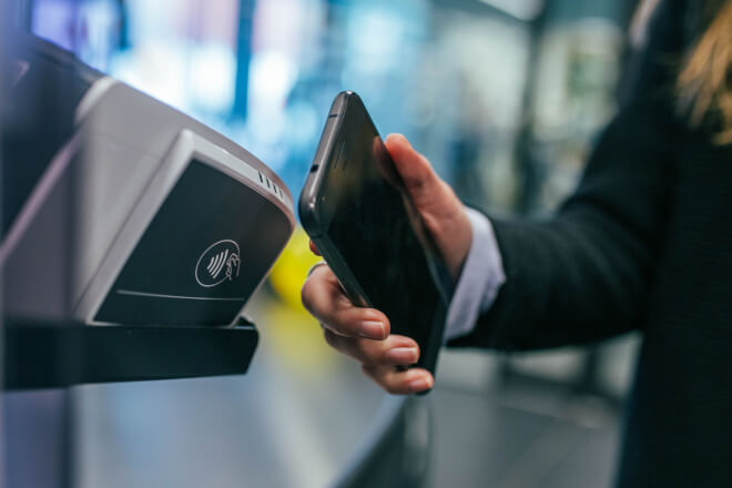 Tecnologia NFC utilizada Teconologia NFC em uso por um smartphone