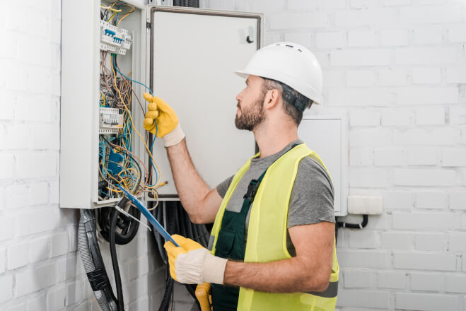 Técnico de manutenção realizando reparos em uma estrutura elétrica Técnico em manutenção corretiva em uma estrutura elétrica