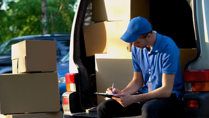 Fornecedor realizando uma entrega para uma empresa Fornecedor realizando uma entrega para uma empresa