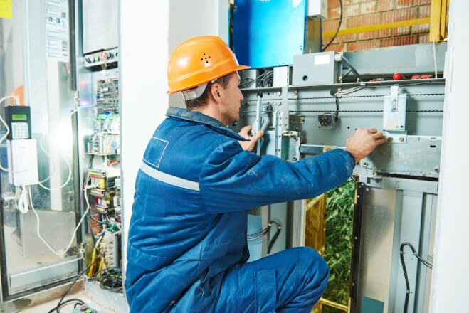Profissional de manutenção realizando seus processos para cumprir as rotinas de trabalho Profissional de manutenção realizando seus processos para cumprir as rotinas de trabalho