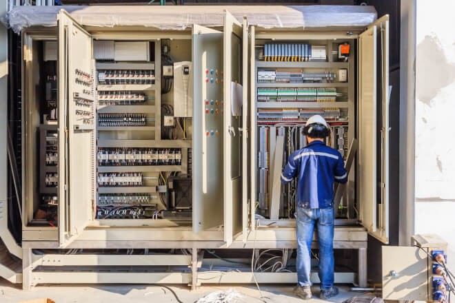 Técnico em uma rotina de manutenção programada em um CLP