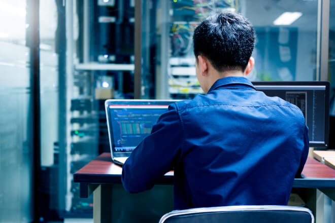 Supervisor de manutenção utilizando um CMMS para gestão da sua equipe.