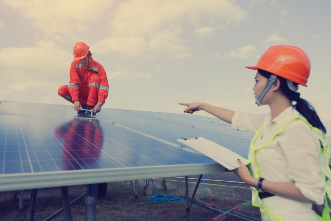 Equipe de técnicos e engenheiros fazendo operações de rotina