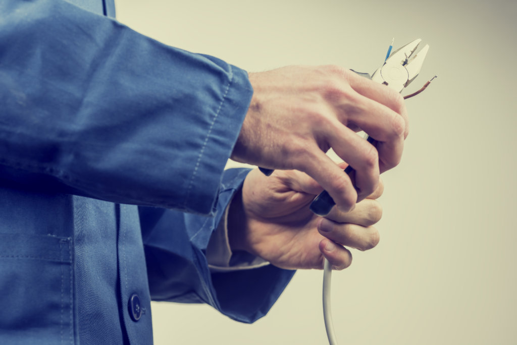 Reactive maintenance or corrective maintenance | manutenção corretiva | mantenimiento correctivo