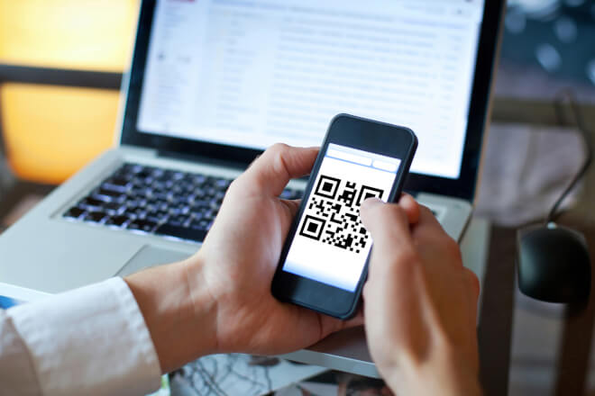 Smartphone fazendo a leitura de um Código QR