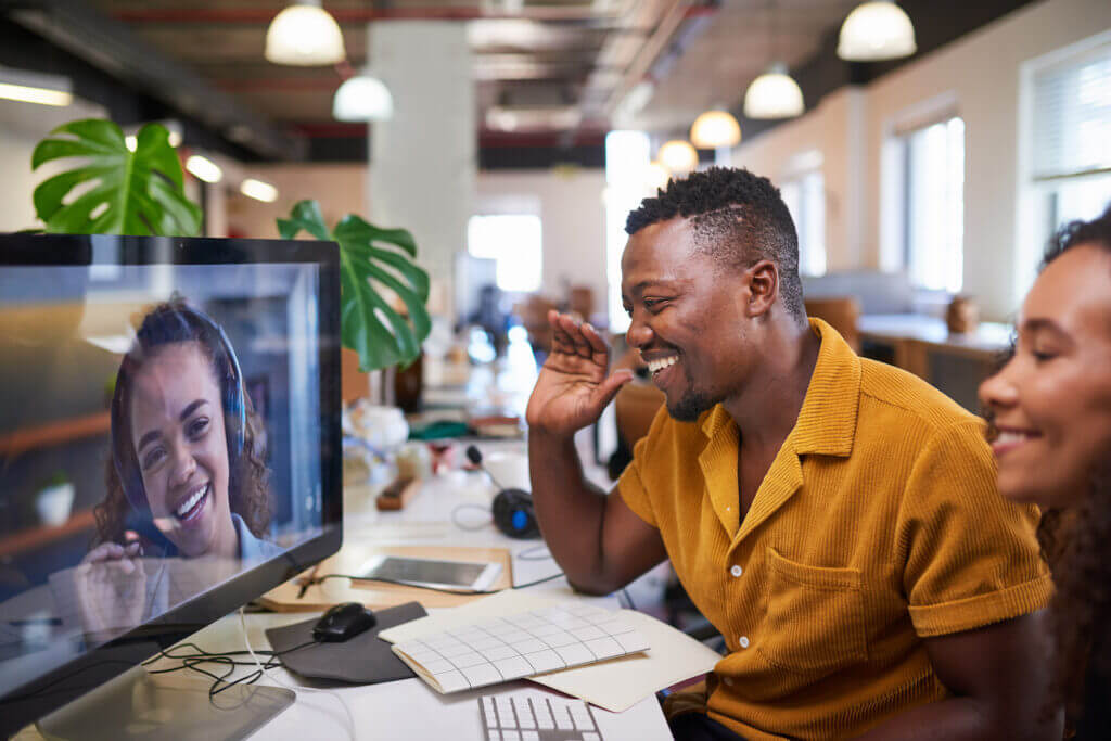 Hybrid workplace | espaço de trabalho híbrido | espacio de trabajo hibrido